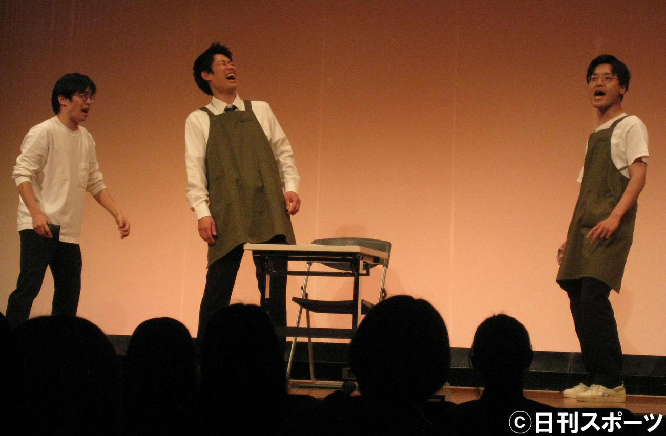 なくした財布を巡るはちゃめちゃトークを展開した青色1号。左から榎本淳、上村典弘、仮屋想（撮影・吉池彰）