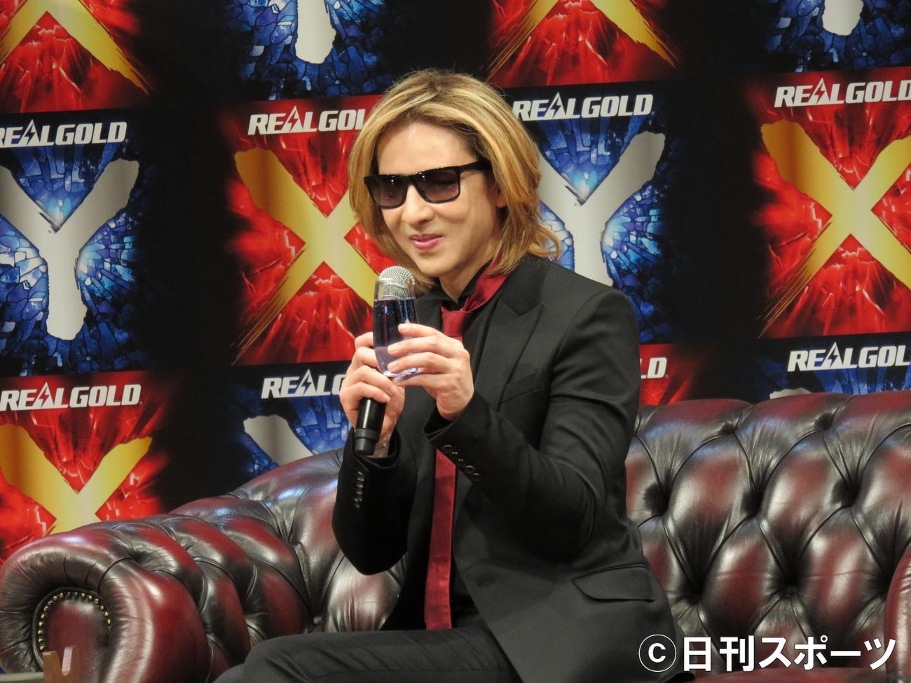 日本コカ・コーラの新商品会見に出席したYOSHIKI