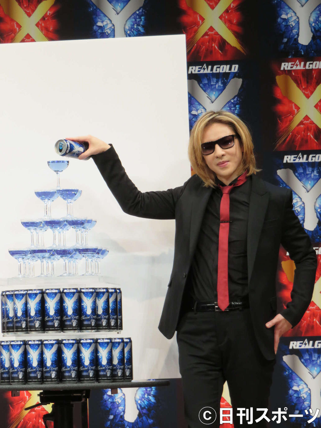 日本コカ・コーラの新商品会見に出席したYOSHIKI