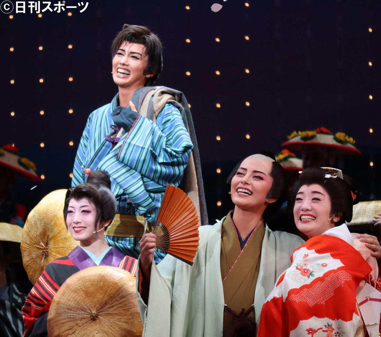 宝塚歌劇雪組「夢介千両みやげ」通し舞台稽古。夢介役のトップ彩風咲奈（中央）、前列左から朝月希和、朝美絢、野々花ひまり（撮影・小林千穂）