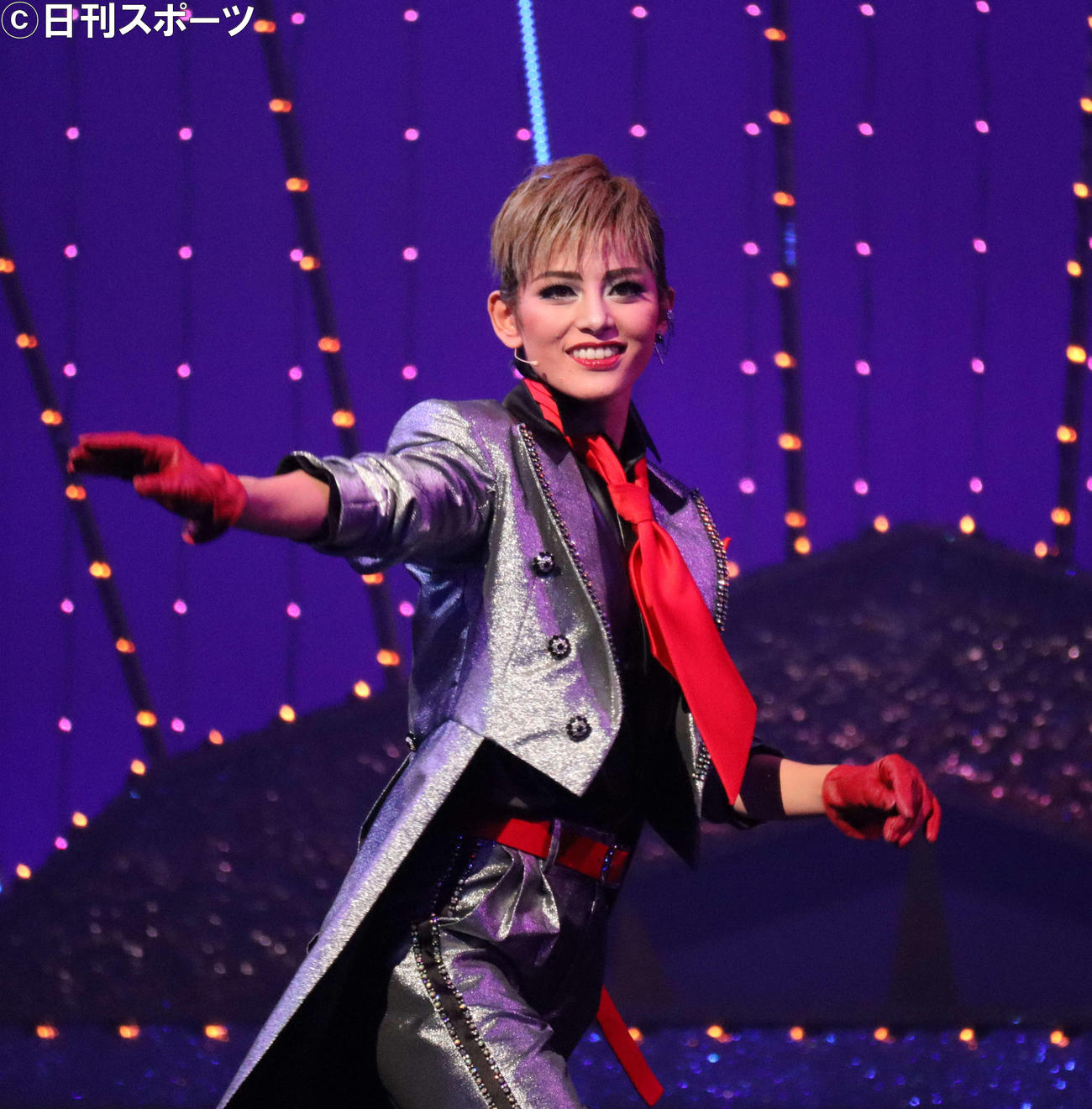 宝塚歌劇雪組「Sensational！」で踊る朝美絢（撮影・小林千穂）