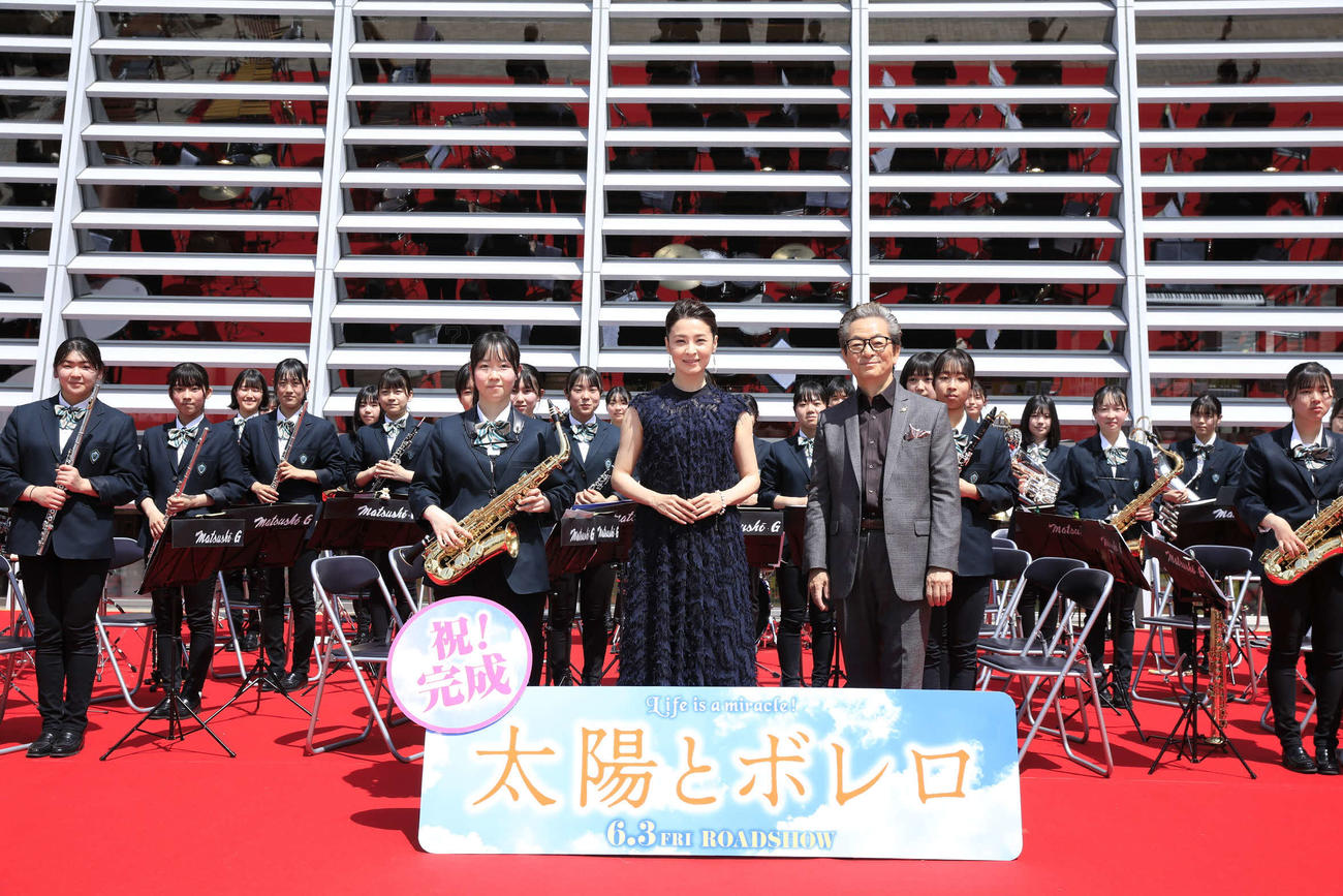 長野県松本市で行われた映画「太陽とボレロ」のイベントに出席した檀れい（中央）、水谷豊監督