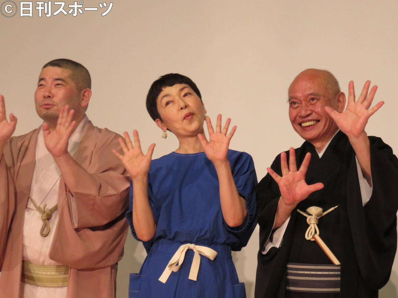 映画「ツユクサ」のヒット御礼舞台さいつに出席した（左から）桃月庵白酒、小林聡美、瀧川鯉昇