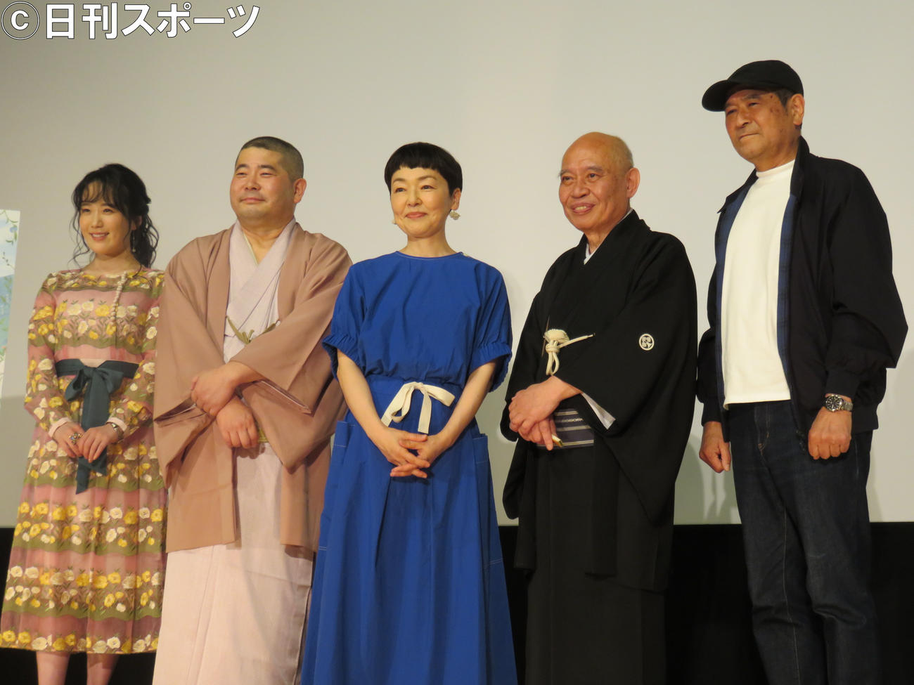 映画「ツユクサ」のヒット御礼舞台さいつに出席した（左から）鈴木聖奈、桃月庵白酒、小林聡美、瀧川鯉昇、平山秀幸監督