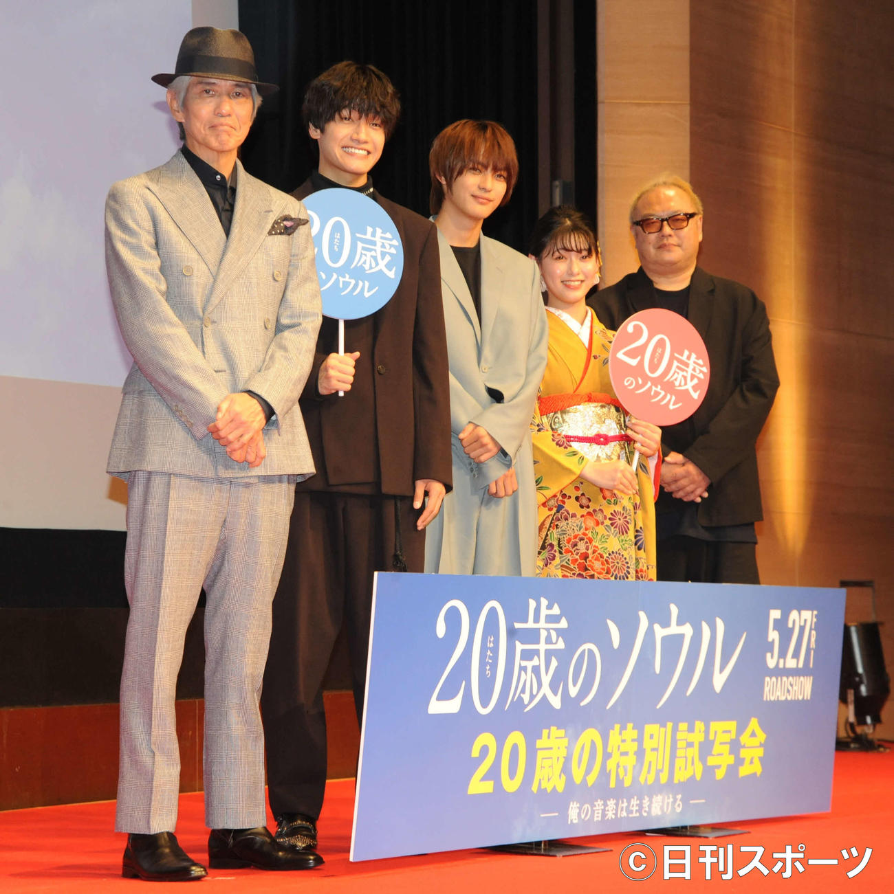 映画「20歳のソウル」20歳の特別試写会に出席した、左から佐藤浩市、佐野晶哉、神尾楓珠、池田朱那、秋山純監督（撮影・松尾幸之介）