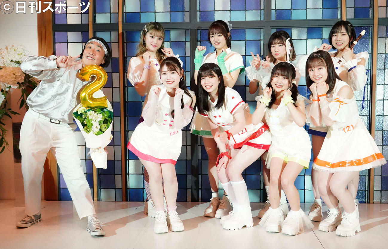 最新シングル「だれだって、アイドル。／カスタムにきちゃん　／Tell Me／starry＊」の発売記念イベントにゲスト出演したゆってぃ（左）とアップアップガールズ（2）（撮影・佐藤成）