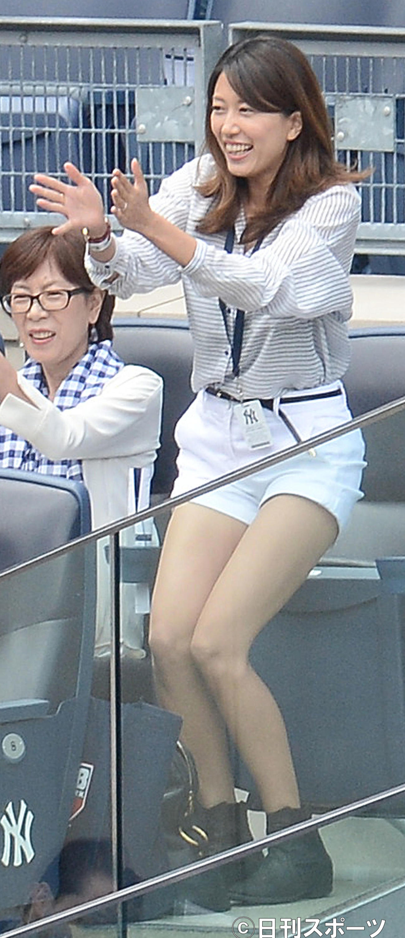 ホットパンツ姿で夫・田中に声援を送る里田まい夫人＝2014年5月