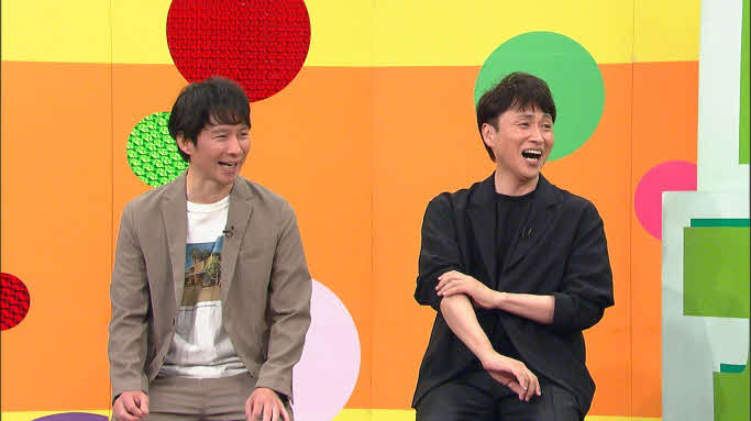 千葉テレビ「白黒アンジャッシュ」でモグライダーとトークするアンジャッシュ渡部建（左）と児嶋一哉（C）チバテレ