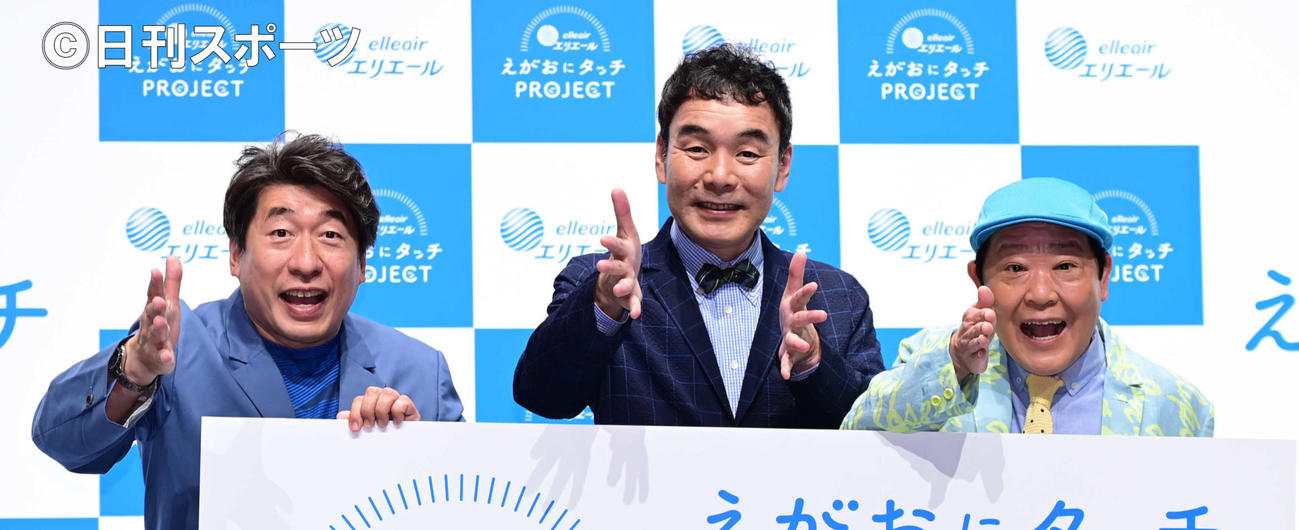 22年4月25日　記者発表会に臨むダチョウ倶楽部の、左から寺門ジモン、肥後克広、上島竜兵さん
