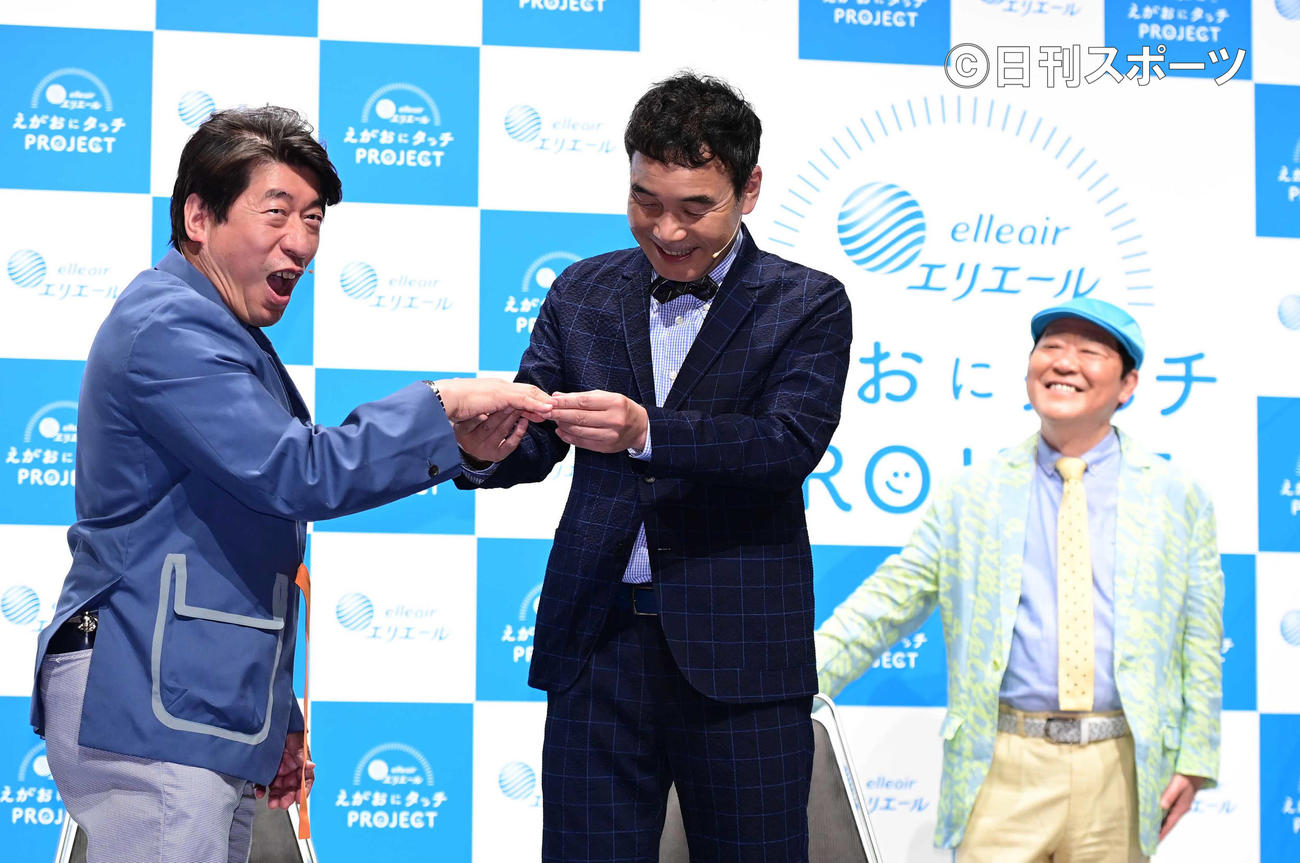 22年4月25日　記者発表会に臨むダチョウ倶楽部の、左から寺門ジモン、肥後克広、上島竜兵さん