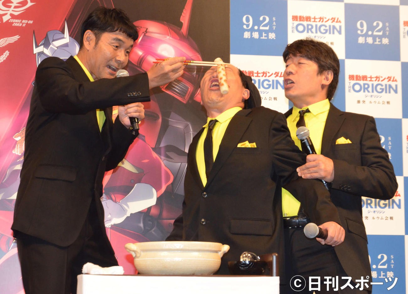 2017年9月、イベントで、おでん芸を披露する、左から肥後克広、上島竜兵さん、寺門ジモン