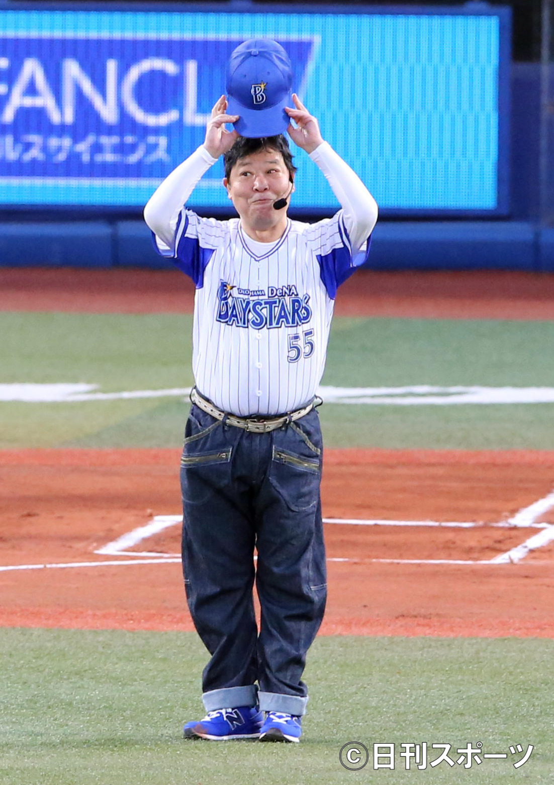 2016年3月、DeNA対巨人　始球式に登場したダチョウ倶楽部の上島竜兵さんはマウンドでくるりんぱを披露