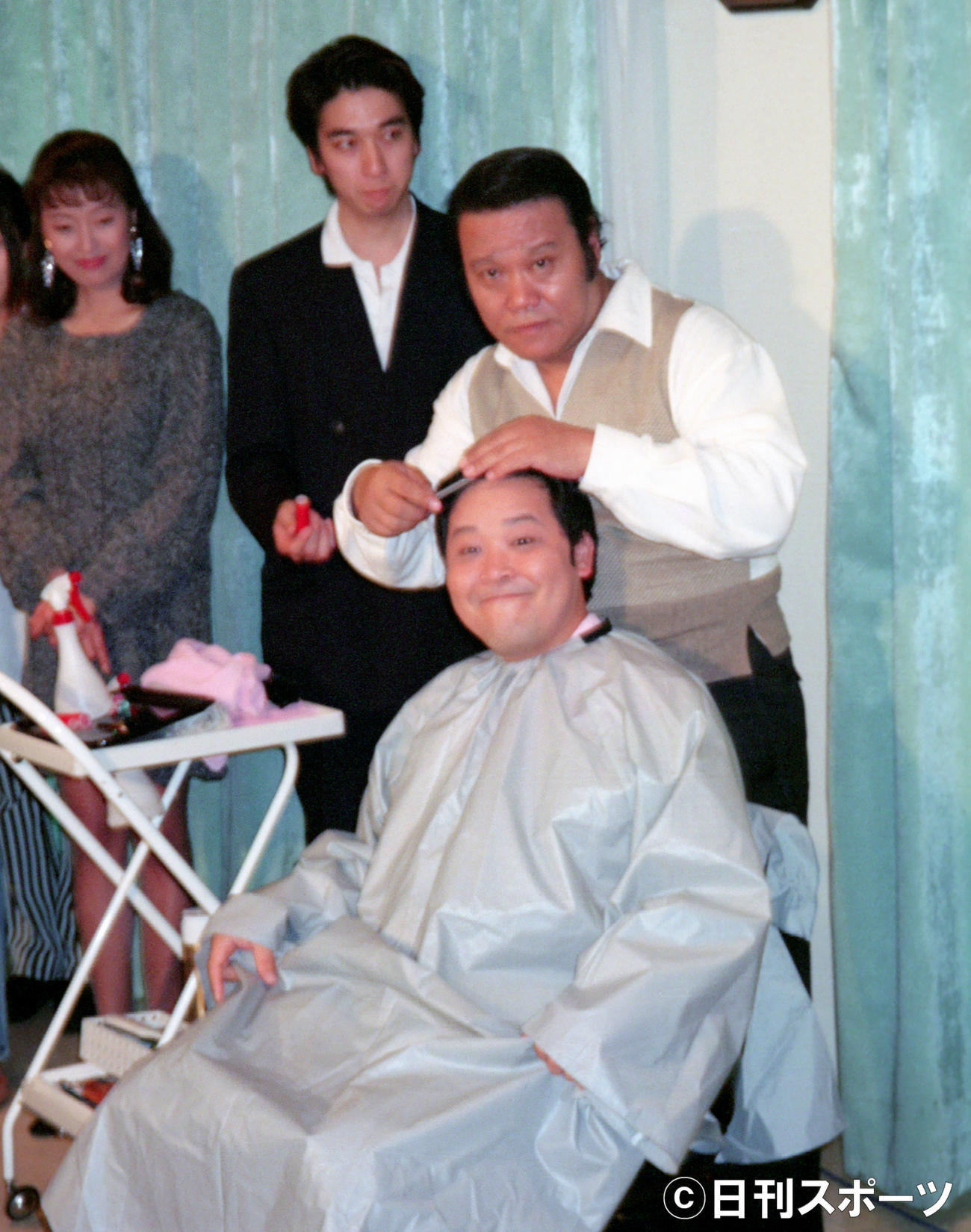 1994年6月、ドラマ「遠山金志郎美容室」で共演する西田敏行（後方）とダチョウ倶楽部の上島竜兵さん