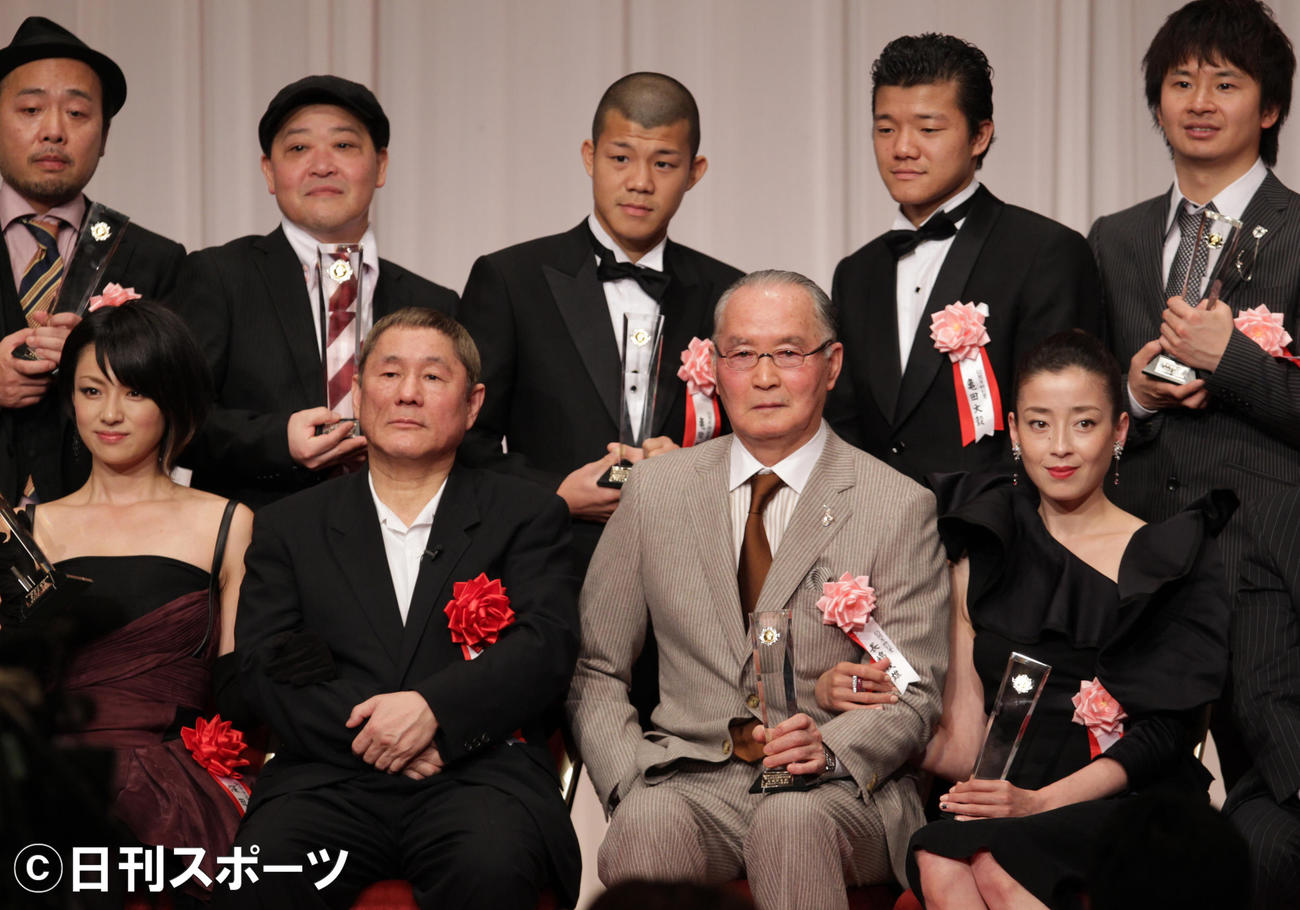 2010年2月、東京スポーツ映画大賞授賞式　ビートたけし審査委員長（前列左から2人目）らと記念撮影する、上島竜兵さん（後列左から2人目）