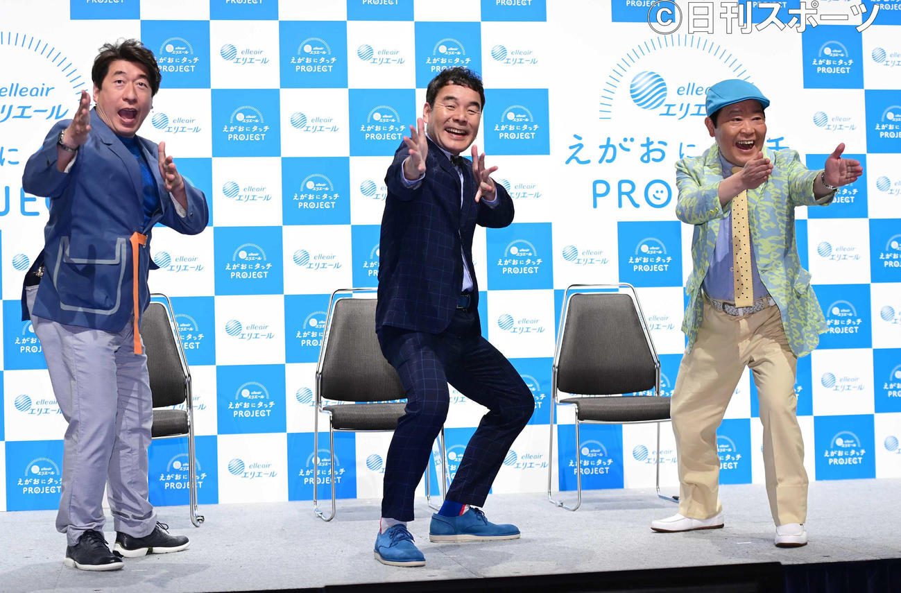 2022年4月、記者発表会に臨むダチョウ倶楽部の、左から寺門ジモン、肥後克広、上島竜兵さん