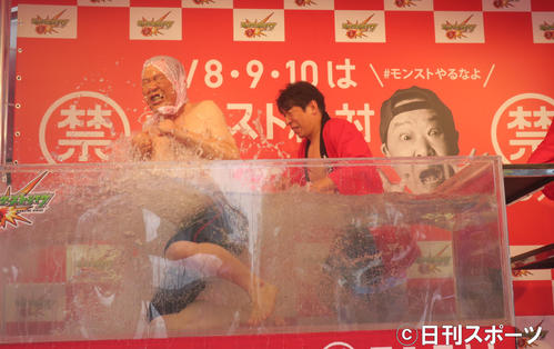 2016年10月、イベントで熱湯風呂芸を披露する上島竜兵さん（左）と寺門ジモン