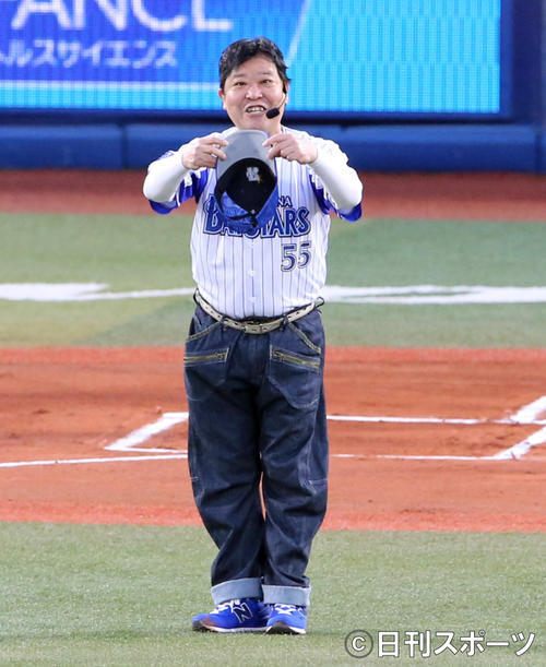2016年3月、DeNA対巨人　始球式に登場したダチョウ倶楽部の上島竜兵さんはマウンドでくるりんぱを披露