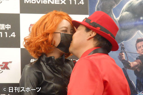 2015年11月、ざわちん（左）にマスク越しでキスをするダチョウ倶楽部上島竜兵さん