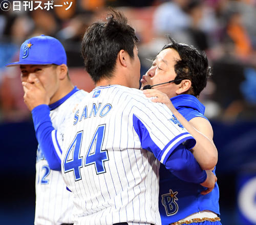 2017年4月、巨人戦でダチョウ倶楽部の上島竜兵さん（右）はDeNA佐野とチュー