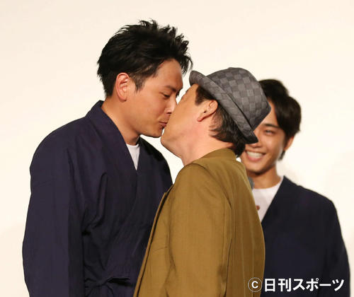 2018年9月、イベントでキスをする山下健二郎（左）とダチョウ倶楽部の上島竜兵さん