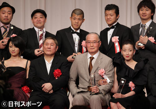2010年2月、東京スポーツ映画大賞授賞式　ビートたけし審査委員長（前列左から2人目）らと記念撮影する、上島竜兵さん（後列左から2人目）
