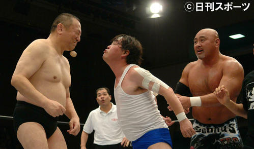 2007年6月、全日本後楽園大会　上島竜兵さん（中央）が吐き出したアツアツ卵が渕正信に直撃