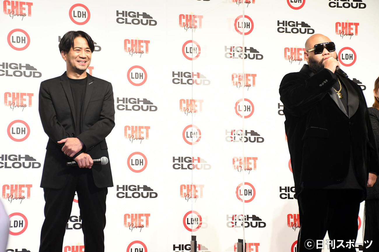 LDH JAPANとHIGH CLOUD ENTERTAINMENTのパートナーシップ締結会見で笑顔を見せるEXILE HIRO（左）とF．HERO