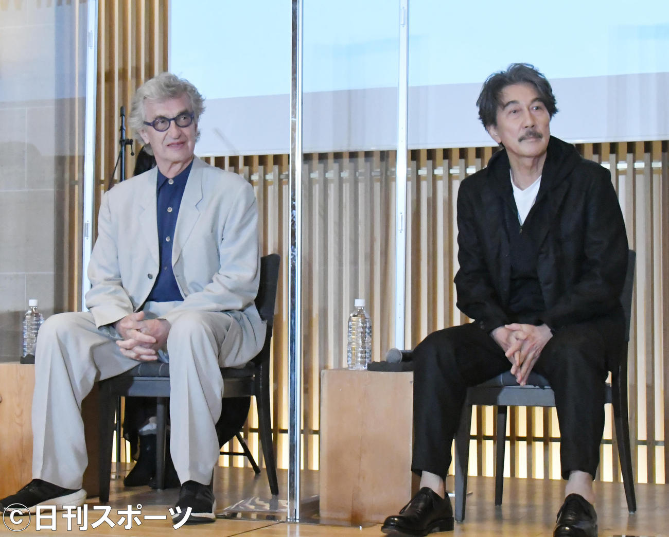 ザ・トーキョー・トイレットの記者発表会に出席した、役所広司（右）とヴィム・ヴェンダース監督（撮影・酒井清司）