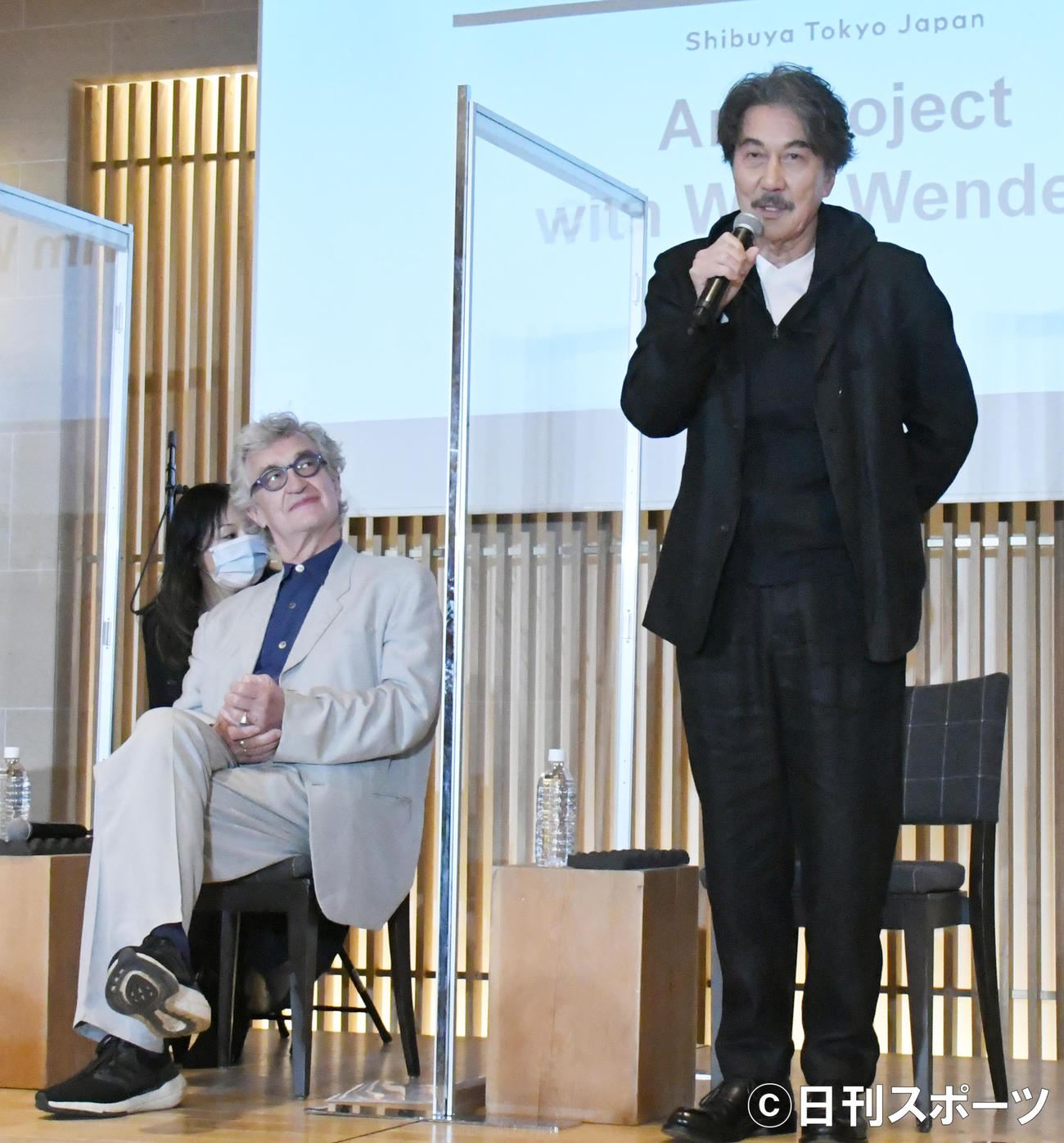 ザ・トーキョー・トイレットの記者発表会であいさつする、役所広司（右）とヴィム・ヴェンダース監督（撮影・酒井清司）