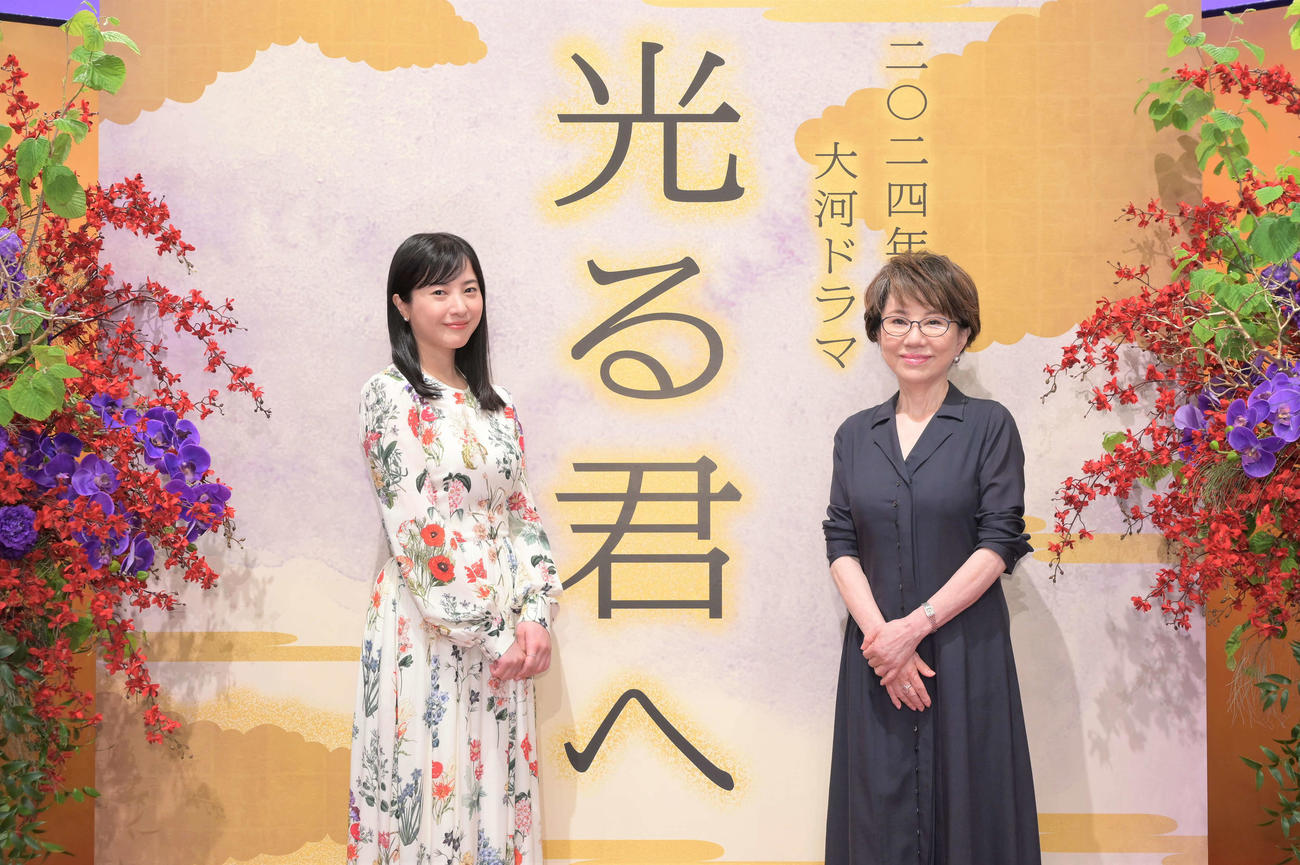 24年NHK大河ドラマ「光る君へ」に主演する吉高由里子（左）と脚本家大石静氏