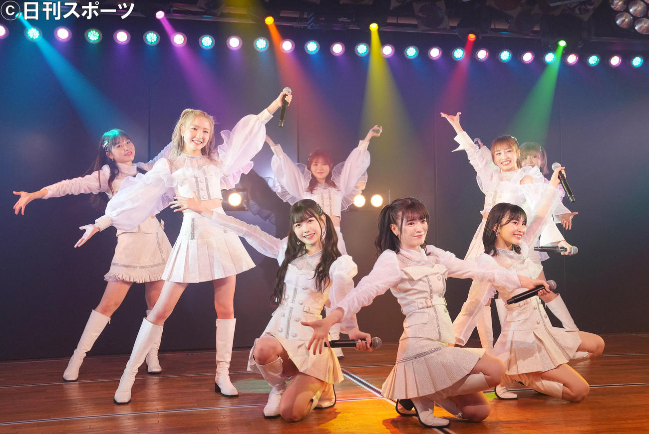 「重力シンパシー」公演で熱唱する向井地チームA（撮影・横山健太）