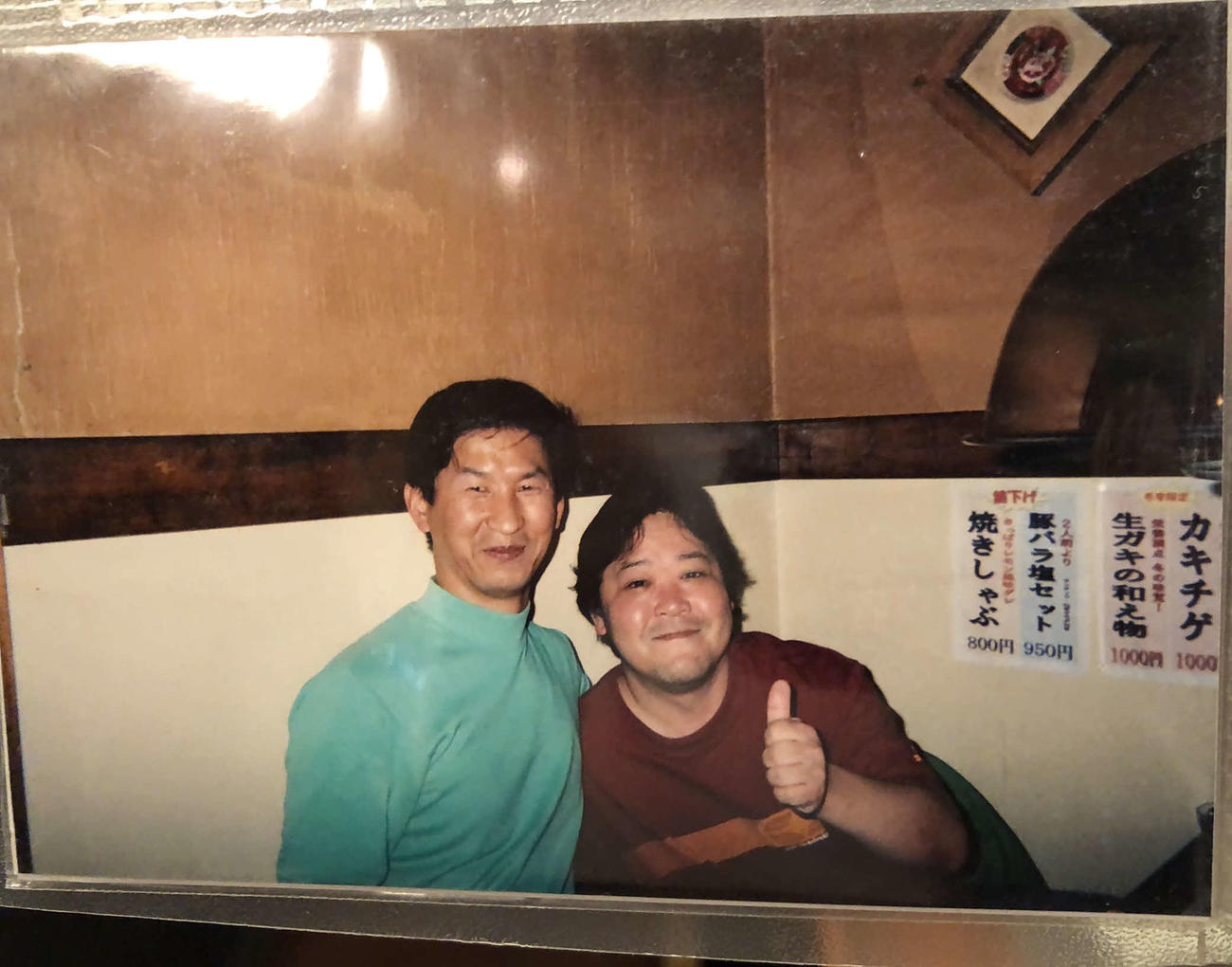 いきつけだった韓国料理店「オジャンドン」のオーナー（左）と上島竜兵さん