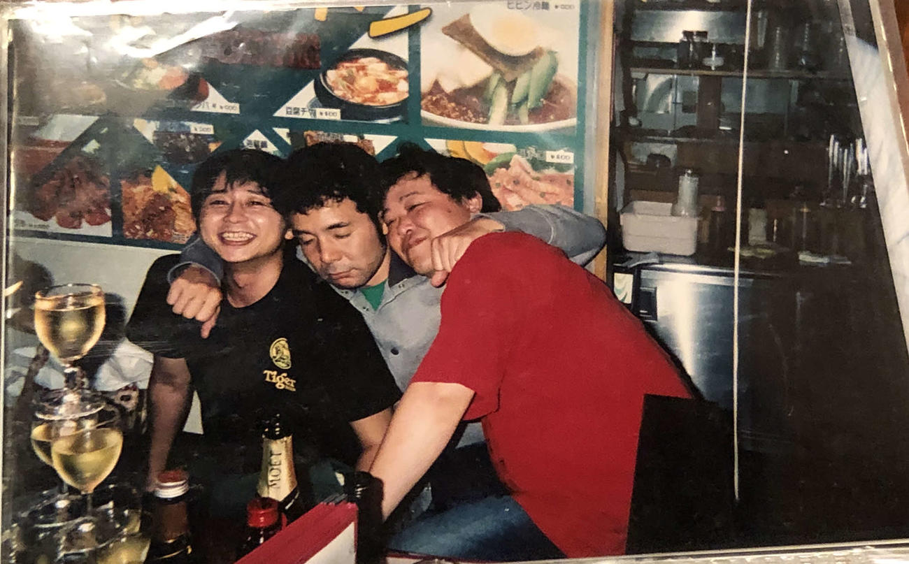 上島竜兵さん（右）はいきつけだった韓国料理店「オジャンドン」で有吉弘行（左）、肥後克広と写真に納まる