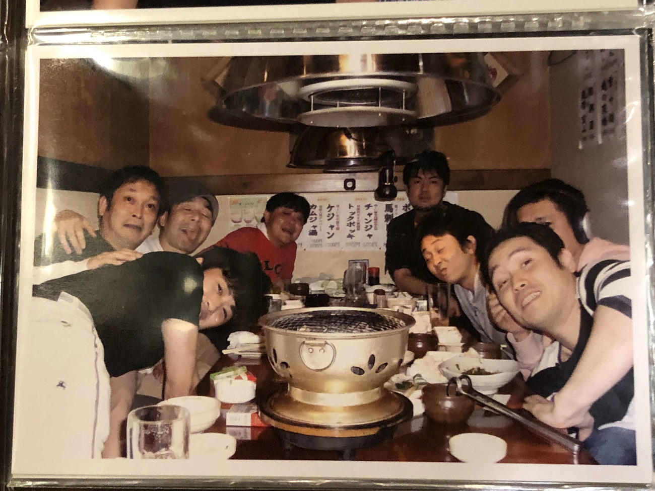 上島竜兵さん（左から4人目）がいきつけだった韓国料理店「オジャンドン」で写真に納まる「竜兵会」メンバー