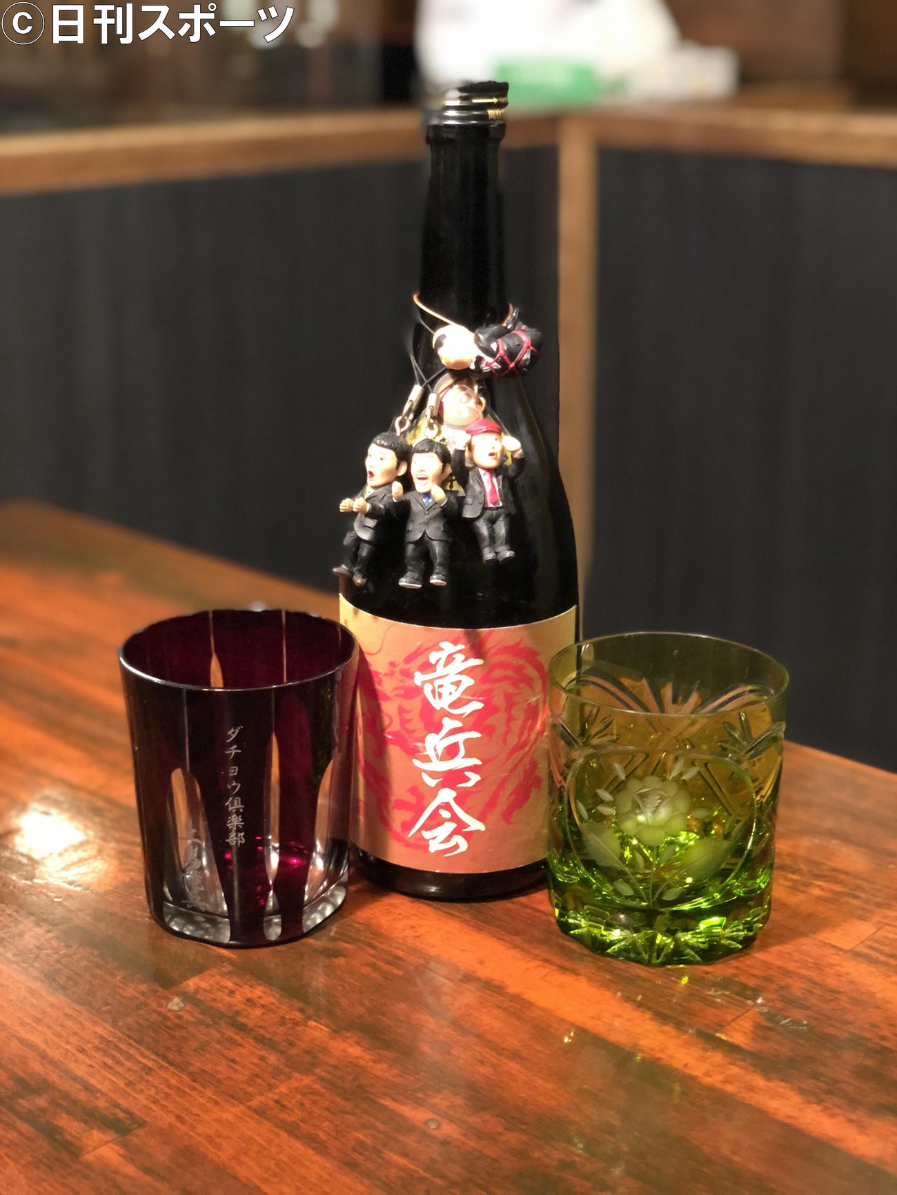 上島竜兵さんがいきつけだった韓国料理店「オジャンドン」の専用ボトルとグラス（撮影・佐藤成）