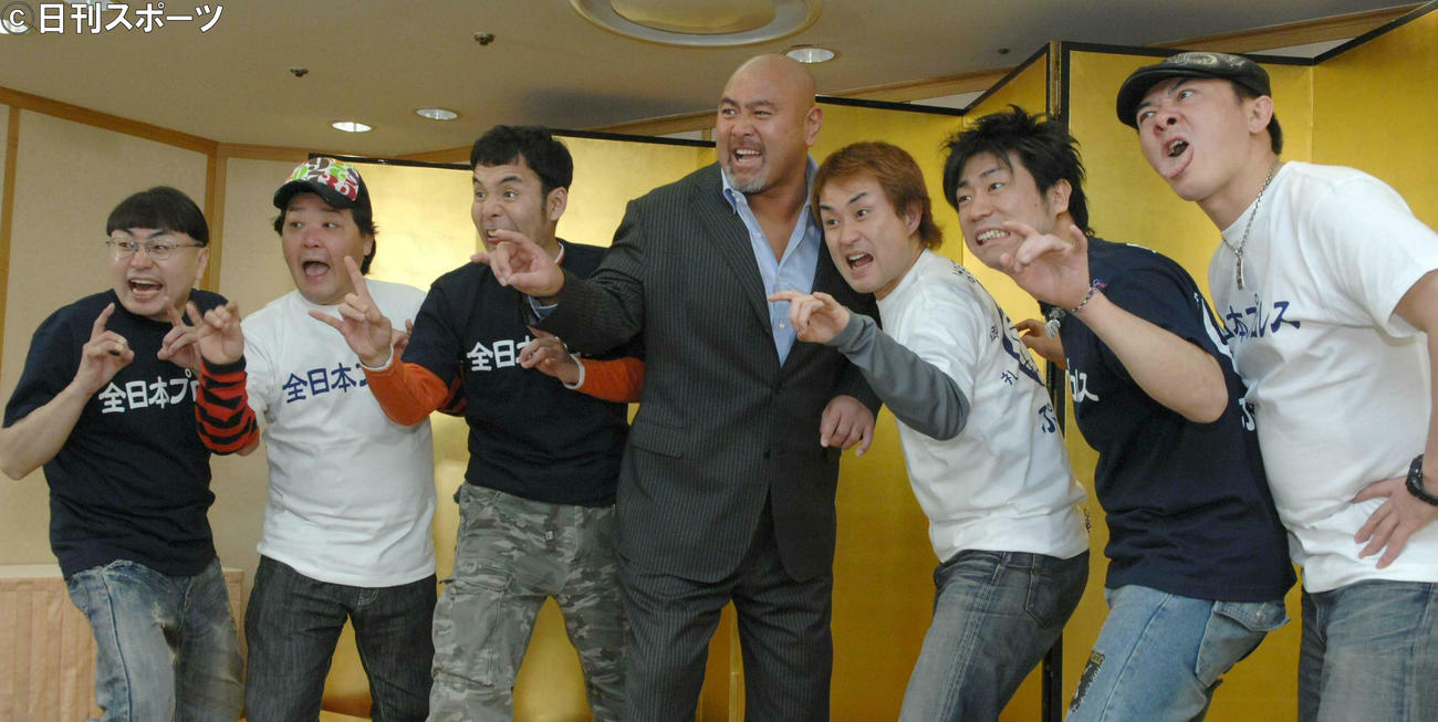 お笑いタレントと記念撮影する武藤敬司（中央）。左からイジリー岡田、上島竜兵さん、肥後克広、1人おいて神奈月、原口あきまさ、三又又三（2007年3月撮影）