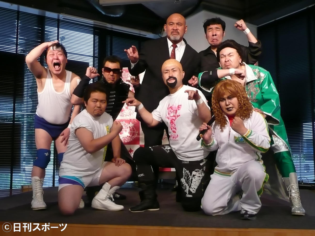 ものまねプロレス会見に出席した後列左から上島竜兵さん、原口あきまさ、武藤敬司、肥後克広、イジリー岡田、前列同ザ・たっちのたくや、神奈月、かずや（2008年6月撮影）