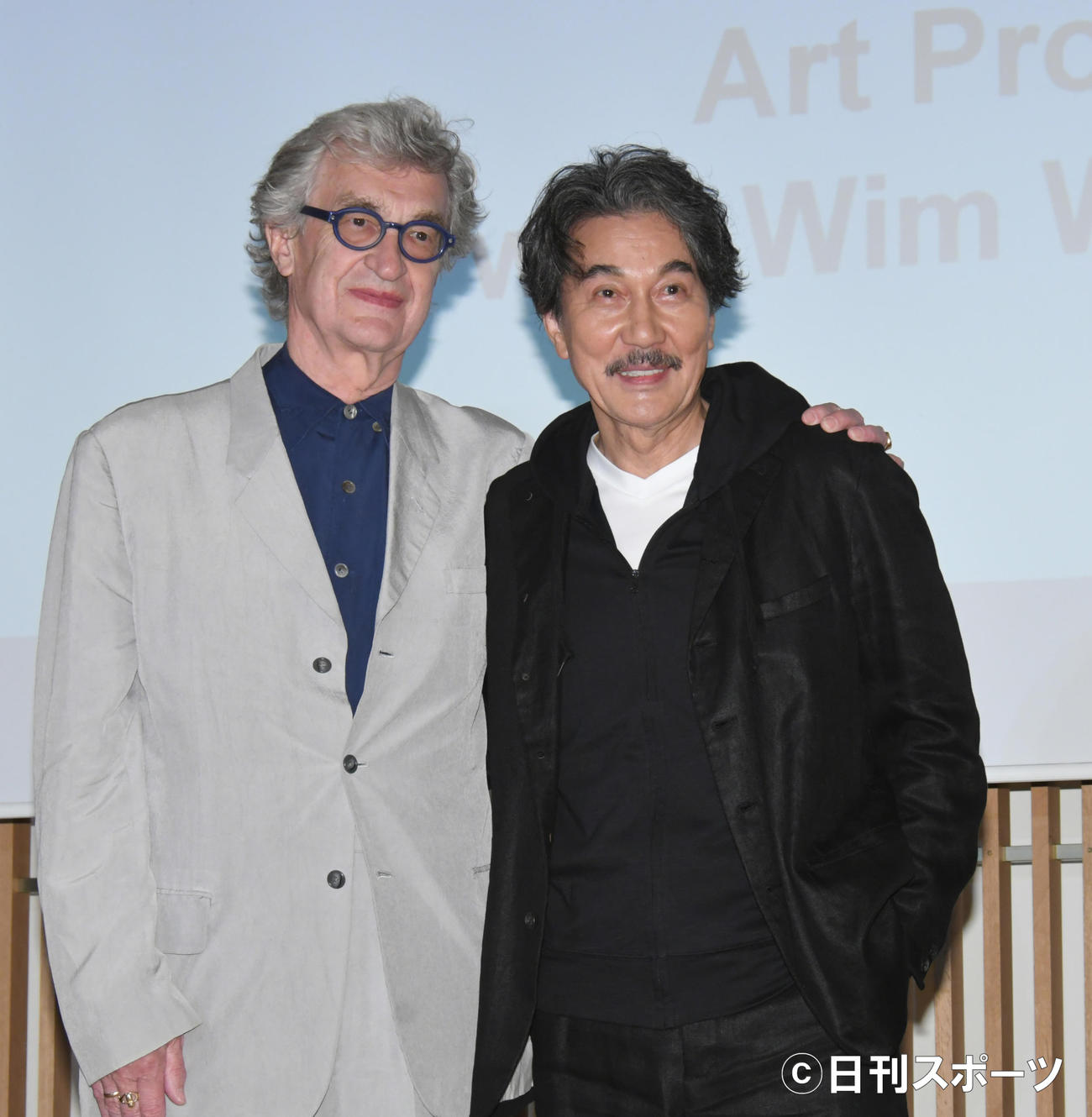 ザ・トーキョー・トイレットのアートプロジェクト記者発表会で記念撮影する、役所広司（右）とヴィム・ヴェンダース監督（撮影・酒井清司）