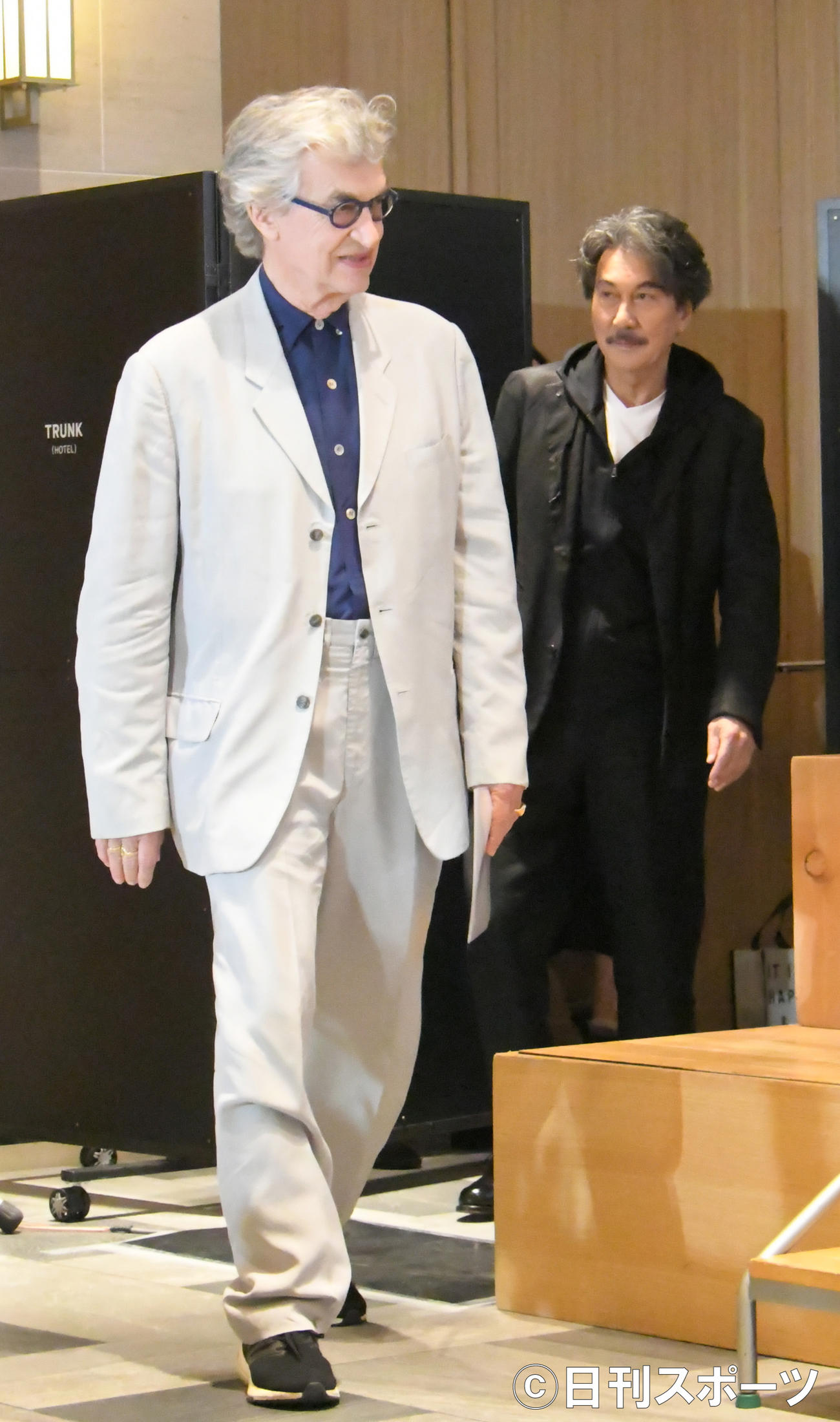 ザ・トーキョー・トイレットの記者発表会に出席した、役所広司（右）とヴィム・ヴェンダース監督（撮影・酒井清司）