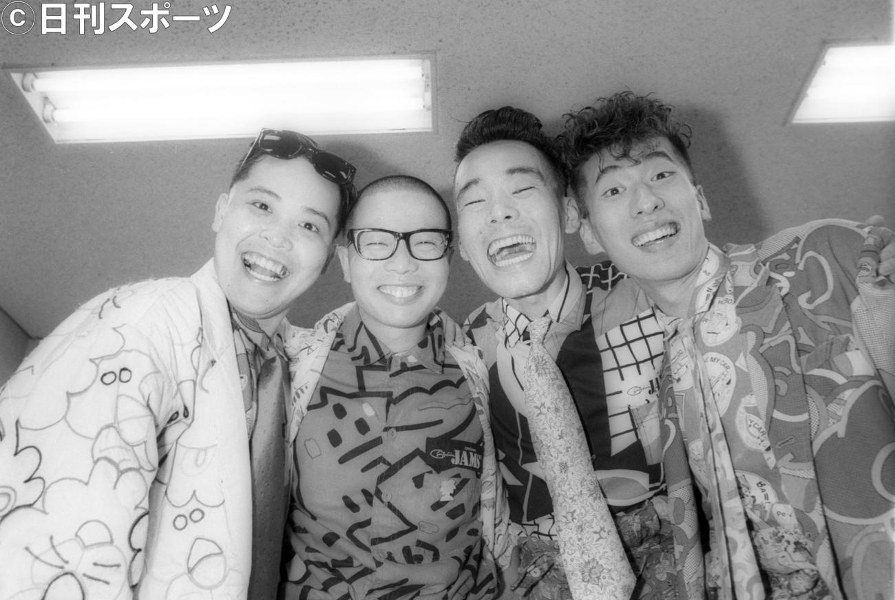 1986年8月、テレビ朝日「ザ・テレビ演芸」で10週勝ち抜きのチャンピオンに輝いた劇画調の強烈ギャグを披露するダチョウ倶楽部（左から上島竜兵さん、南部虎太、肥後克広、寺門ジモン）