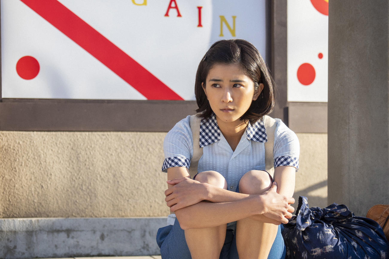朝ドラ「ちむどんどん」より。上京し、大都会の人ごみ、行き交う車に衝撃を受ける比嘉暢子（黒島結菜）（C）NHK