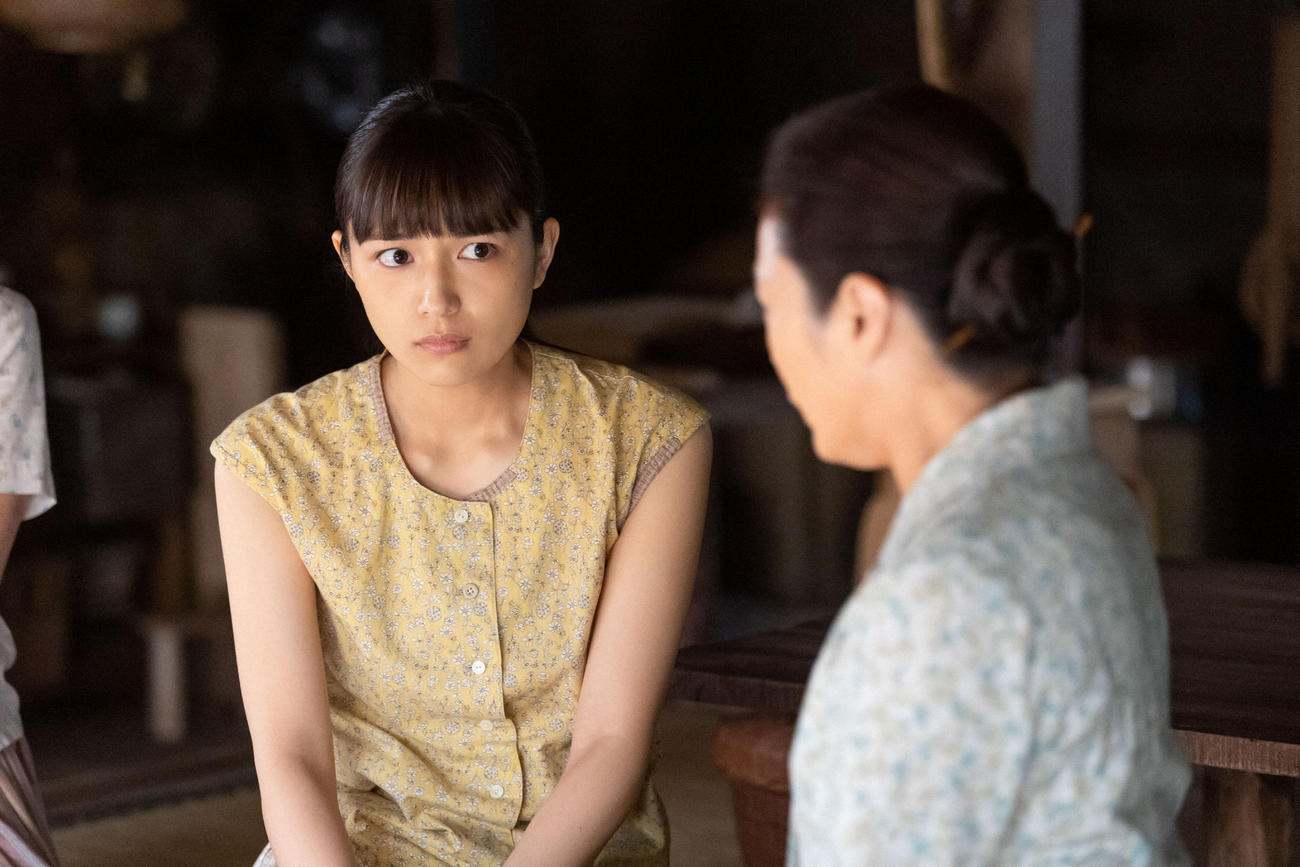 朝ドラ「ちむどんどん」より。沖縄やんばるの実家では、比嘉暢子の姉・良子（川口春奈）に衝撃の申し出が（C）NHK