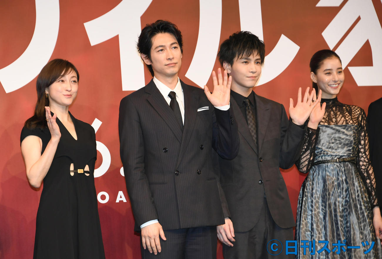 「バスカヴィル家の犬」完成報告会で手を振る、左から広末涼子、ディーン・フジオカ、岩田剛典、新木優子（撮影・酒井清司）