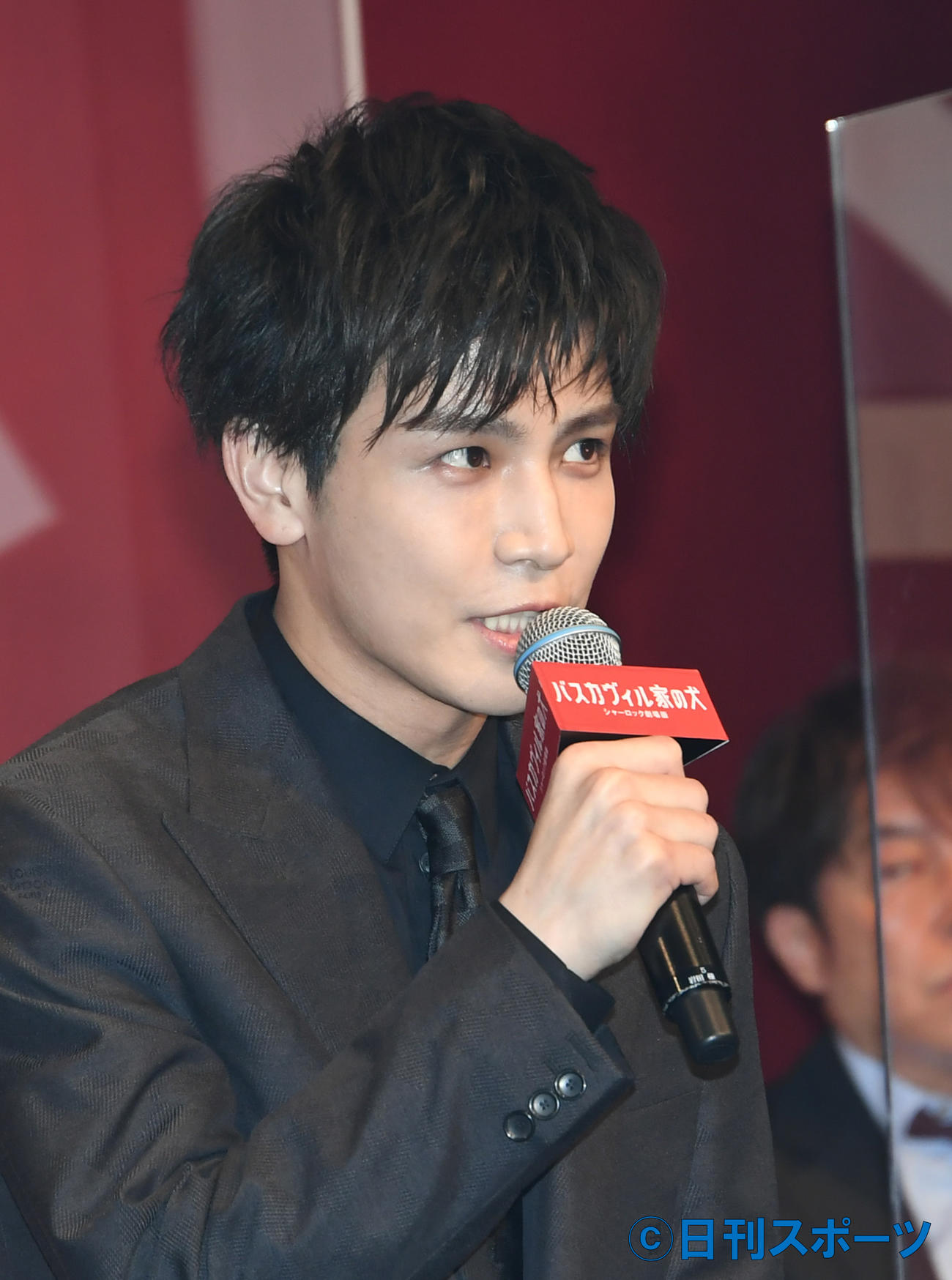 「バスカヴィル家の犬」完成報告会で、あいさつする岩田剛典（撮影・酒井清司）
