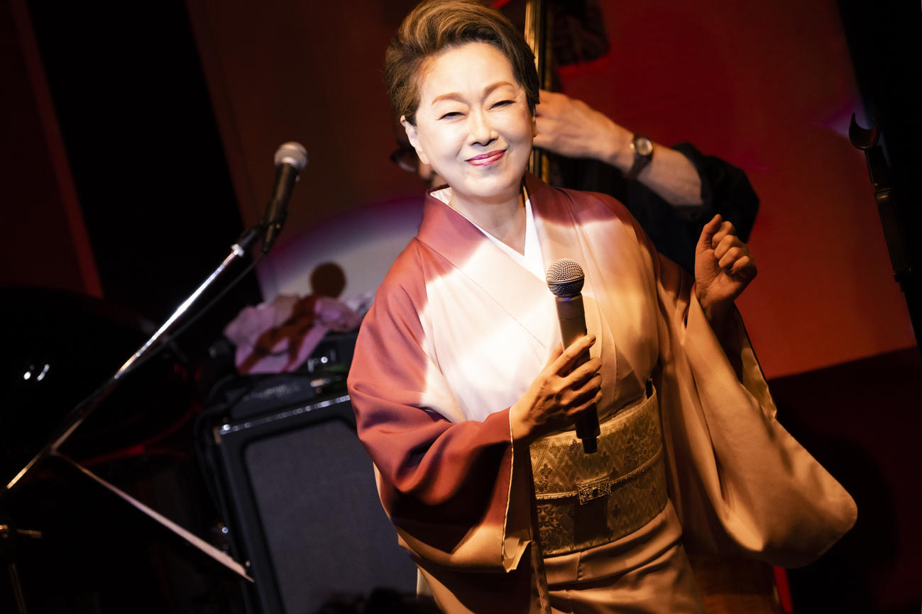ライブで三味線を初披露した由紀さおり