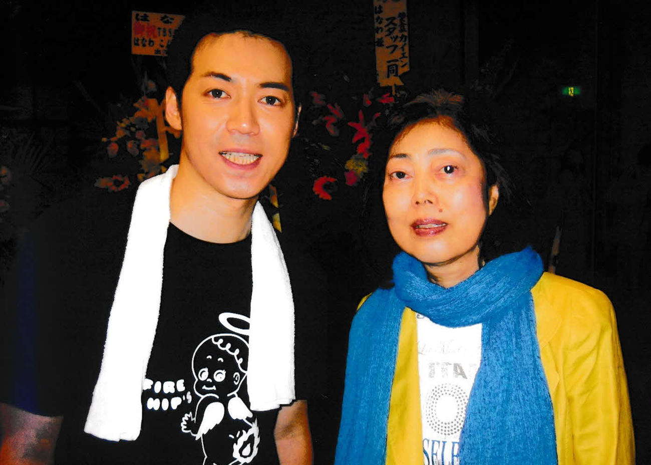 東貴博（左）と母の飛田裕子さん