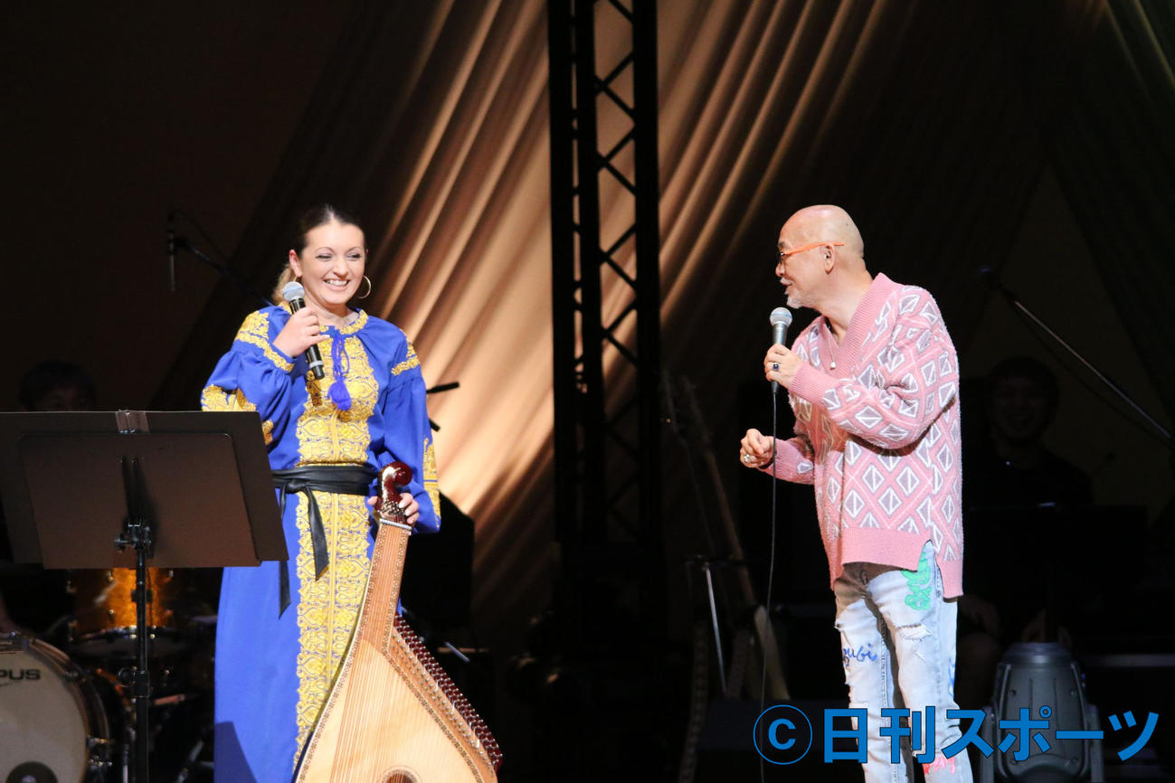 全国ツアーの東京公演を開催した松山千春（右）とゲスト出演したカテリーナ