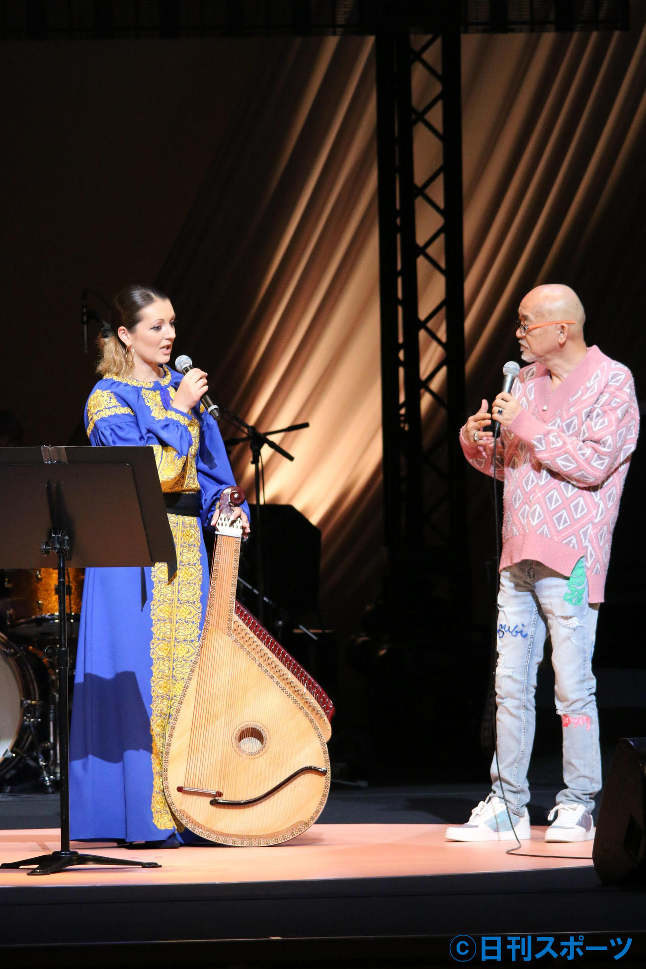 全国ツアーの東京公演を開催した松山千春（右）とゲスト出演したカテリーナ