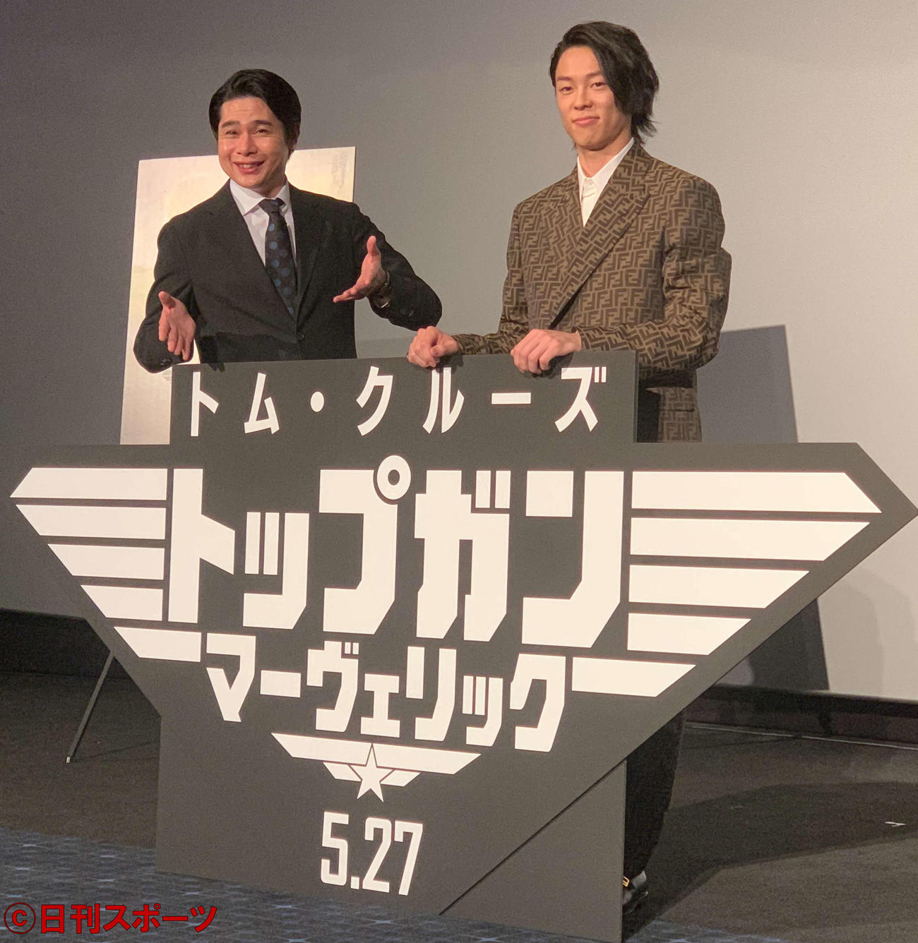 映画「トップガン　マーヴェリック」トップガンデー前夜祭イベントに出席した平成ノブシコブシ吉村崇（左）と男子スキージャンプ小林陵侑（撮影・松尾幸之介）