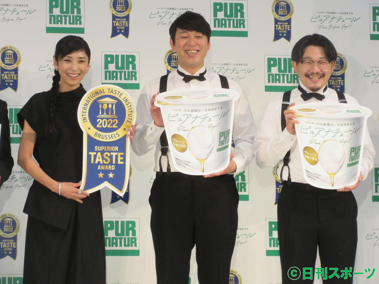 「ピュアナチュールヨーグルト国際味覚アワード受賞」発表会に出席した、黒木瞳とオズワルドの畠中悠（左）と伊藤俊介（撮影・加藤理沙）